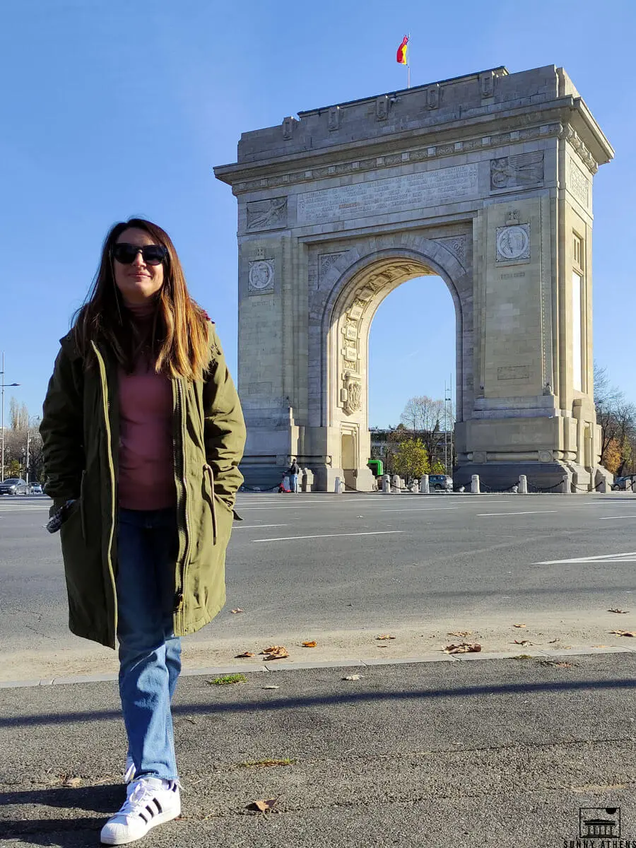 Chrysavgi in front of the Arcul de Triumf