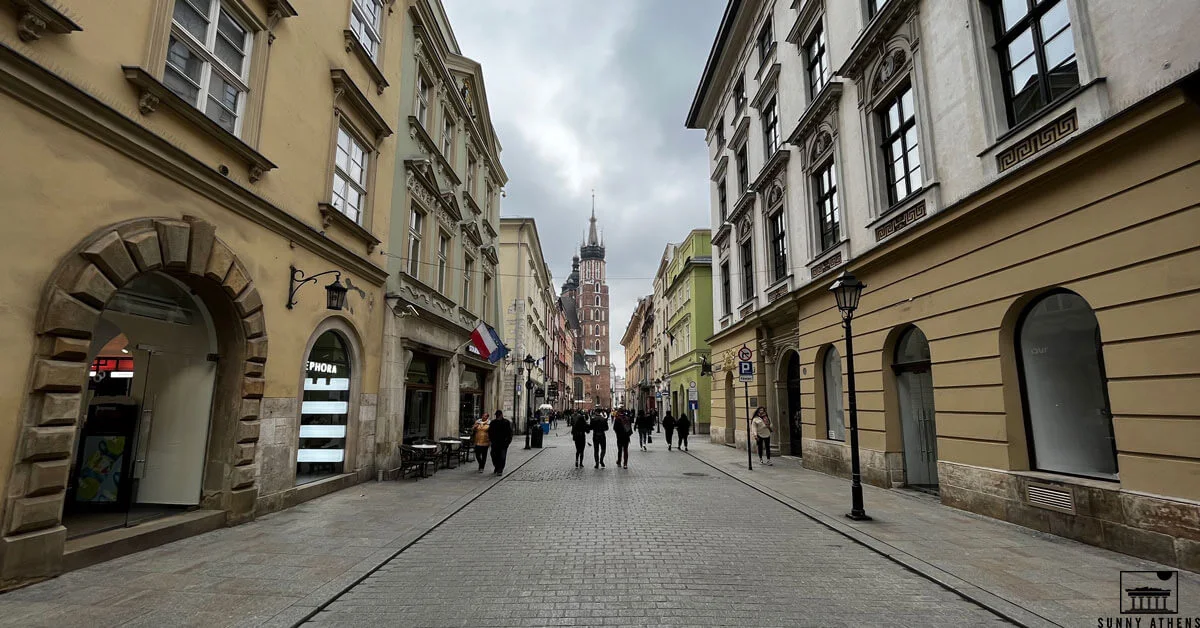 Krakow in 3 days: People walking on Florianska Street