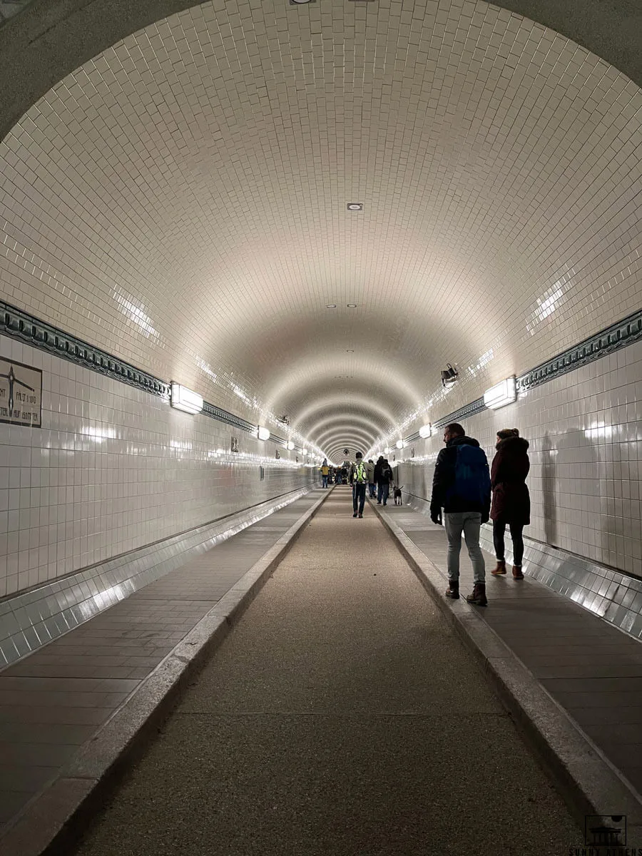 Hamburg in 2 Days: people walking the Old Elbe Tunnel