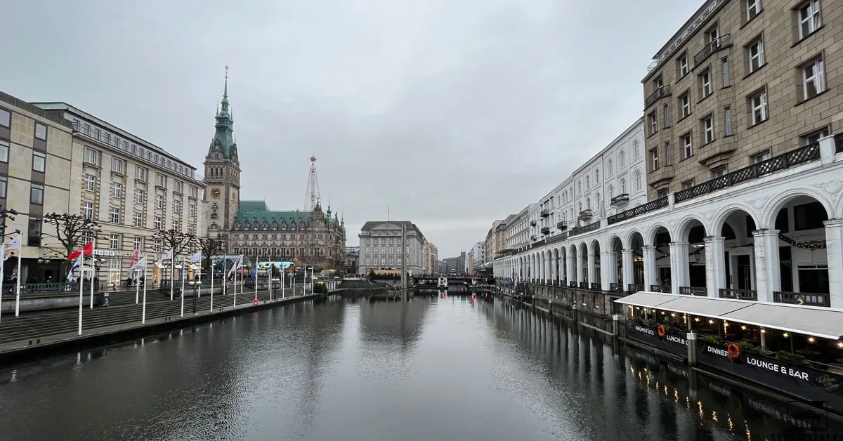 Hamburg in 2 Days: Alsterarkaden as seen from the Reesendamm bridge