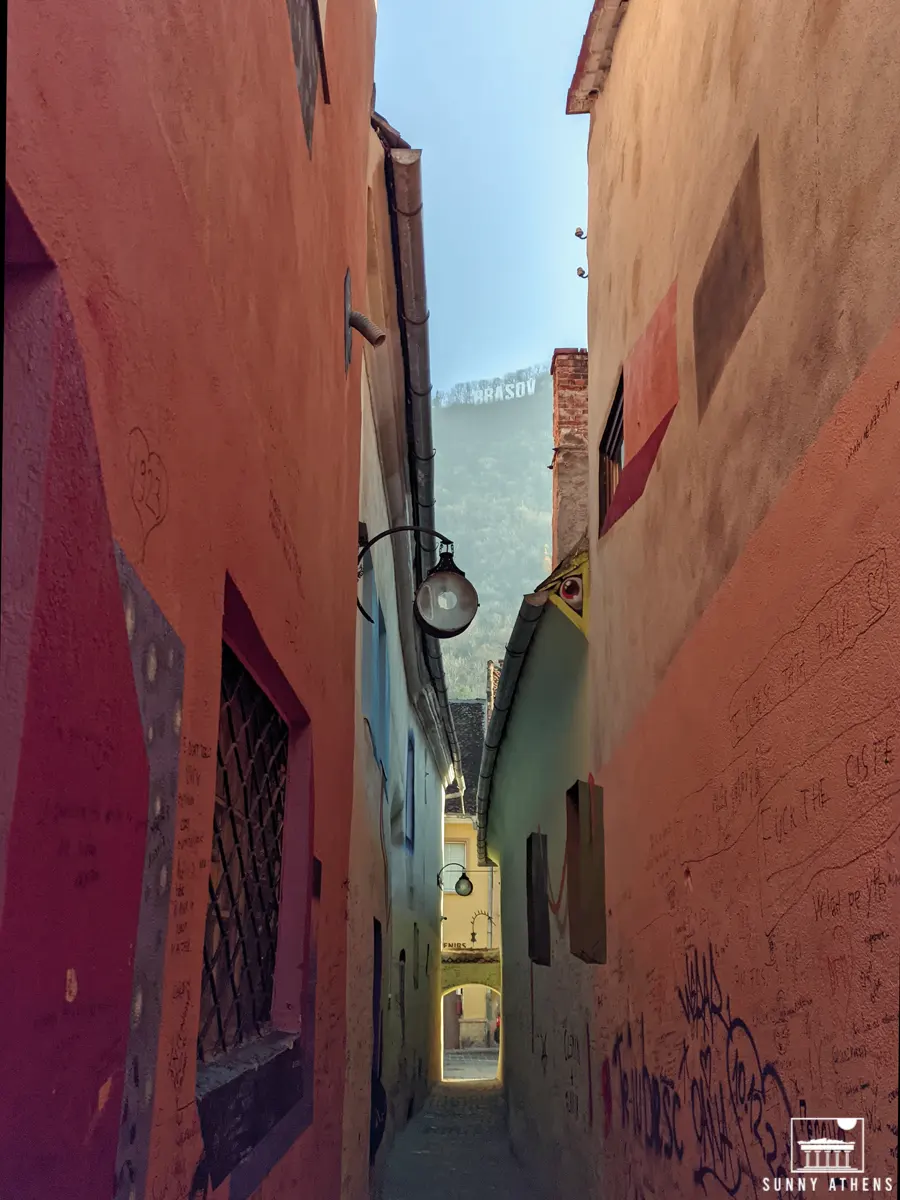 The narrow street Strada Sforii, with the Brasov sigh in the background.