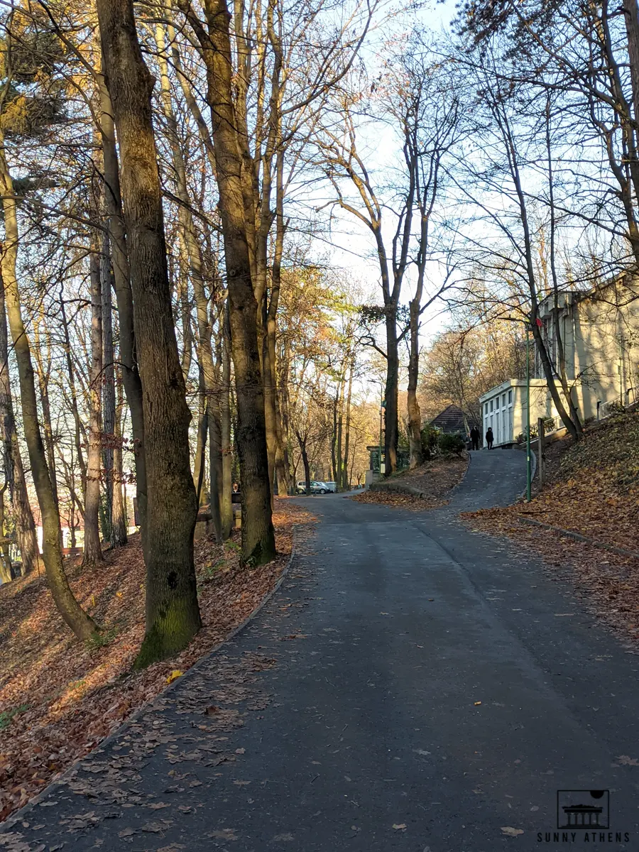 Street in the Promenada de sub Tâmpa park.