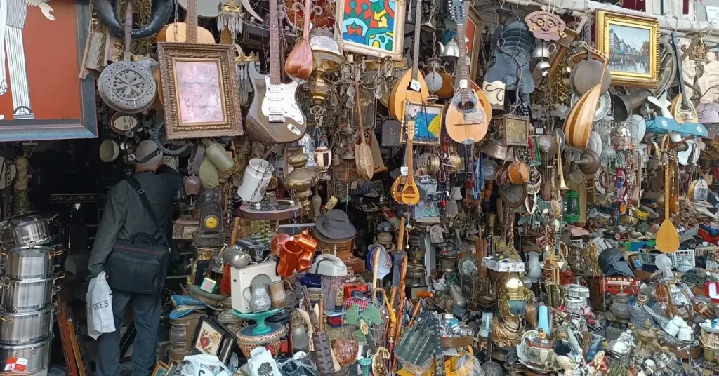 A shop full of antiques in Avissinias Square.