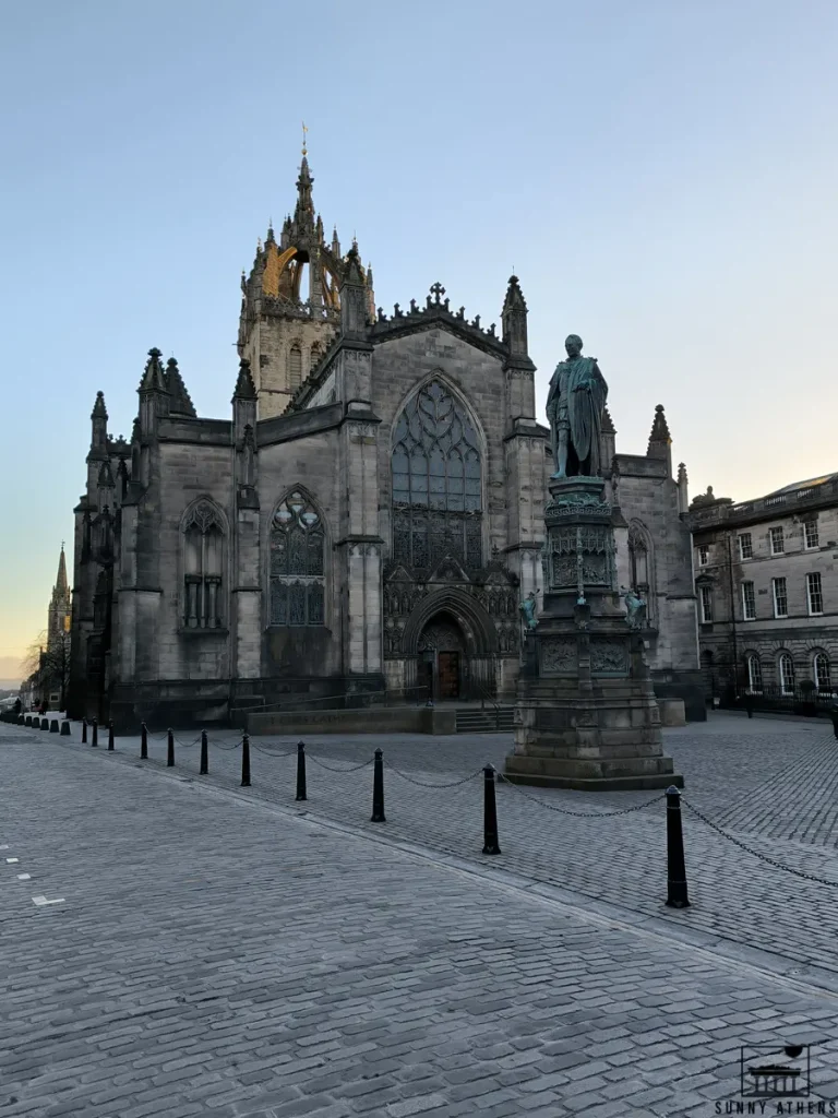 The gothic St Giles’ Cathedral under a clear blue sky early in the morning.