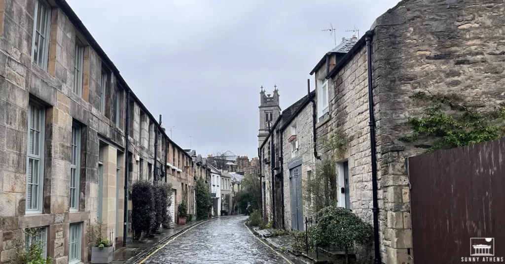 4 days in Edinburgh itinerary: the narrow Circus Lane street with rows of old, stone houses.