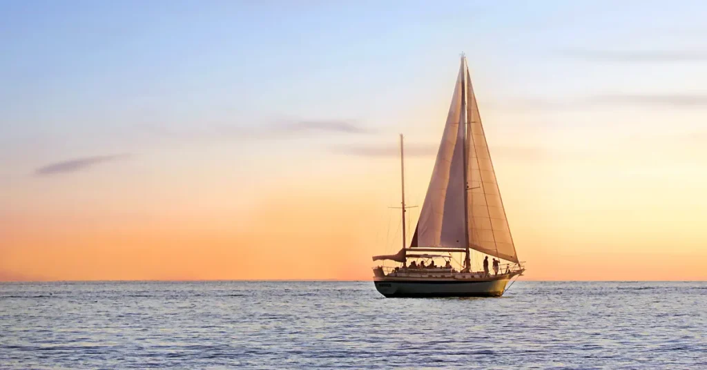 A sailboat at sunset, perfect idea for families seeking an off-the-beaten-path itinerary in Athens.